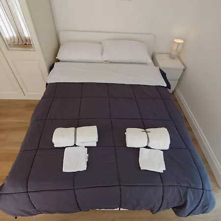 Self Contained, Double Bed Studio, Private Kitchen, Private Bath, Walking Distance To Harry Potter Watford  Exterior foto