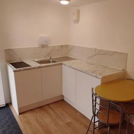 Self Contained, Double Bed Studio, Private Kitchen, Private Bath, Walking Distance To Harry Potter Watford  Exterior foto
