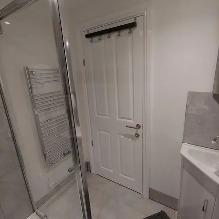 Self Contained, Double Bed Studio, Private Kitchen, Private Bath, Walking Distance To Harry Potter Watford  Exterior foto