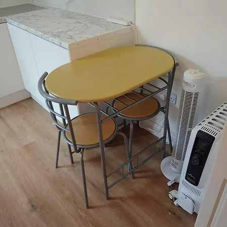 Self Contained, Double Bed Studio, Private Kitchen, Private Bath, Walking Distance To Harry Potter Watford  Exterior foto