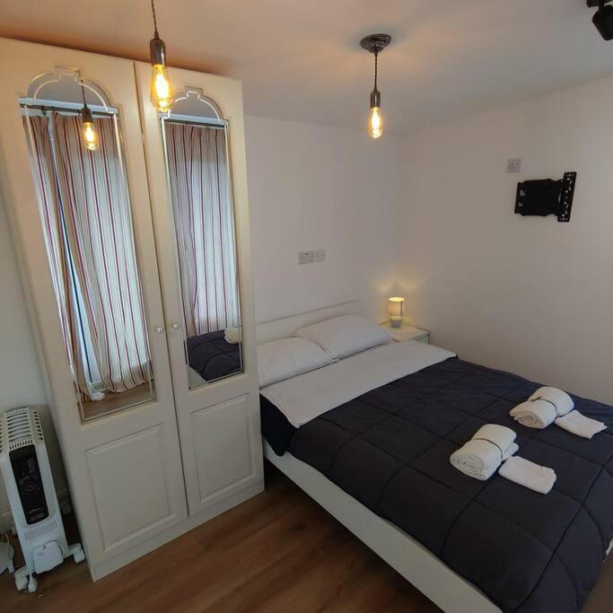 Apartment Self Contained, Double Bed Studio, Private Kitchen, Private Bath, Walking Distance To Harry Potter Watford (Hertfordshire)