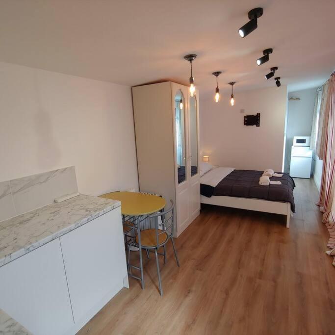 Self Contained, Double Bed Studio, Private Kitchen, Private Bath, Walking Distance To Harry Potter