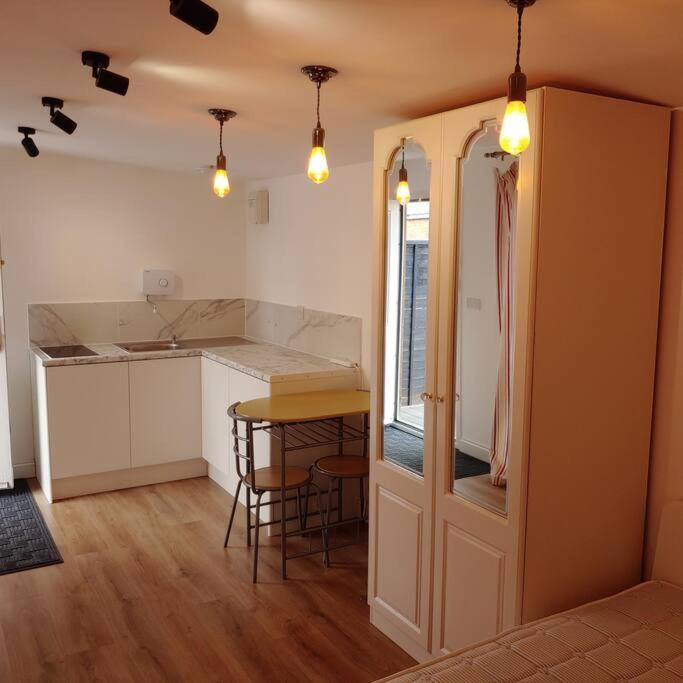 Apartment Self Contained, Double Bed Studio, Private Kitchen, Private Bath, Walking Distance To Harry Potter