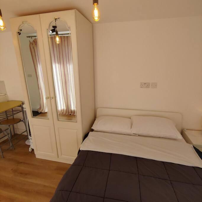 Apartment Self Contained, Double Bed Studio, Private Kitchen, Private Bath, Walking Distance To Harry Potter *