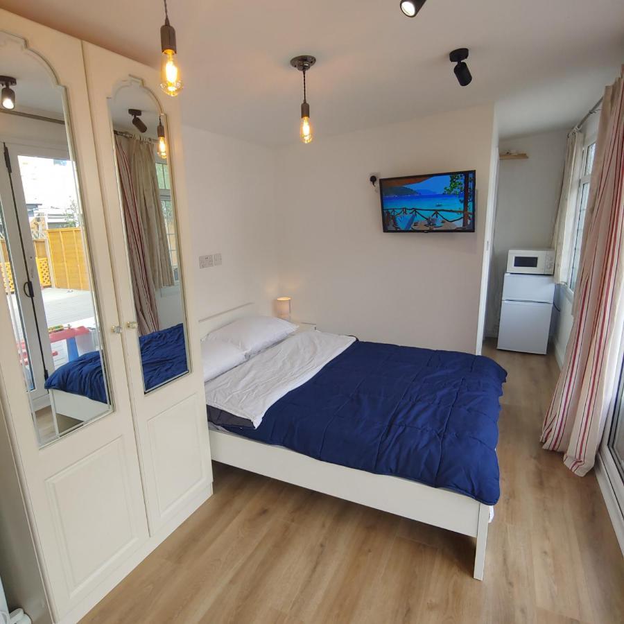 Self Contained, Double Bed Studio, Private Kitchen, Private Bath, Walking Distance To Harry Potter Watford (Hertfordshire)