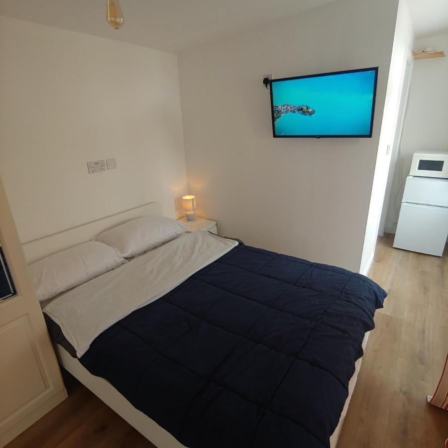Apartment Self Contained, Double Bed Studio, Private Kitchen, Private Bath, Walking Distance To Harry Potter Watford (Hertfordshire)
