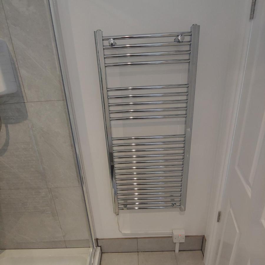 Self Contained, Double Bed Studio, Private Kitchen, Private Bath, Walking Distance To Harry Potter