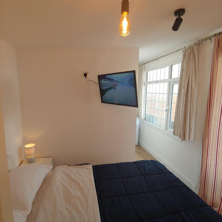 Self Contained, Double Bed Studio, Private Kitchen, Private Bath, Walking Distance To Harry Potter Apartment Watford (Hertfordshire)