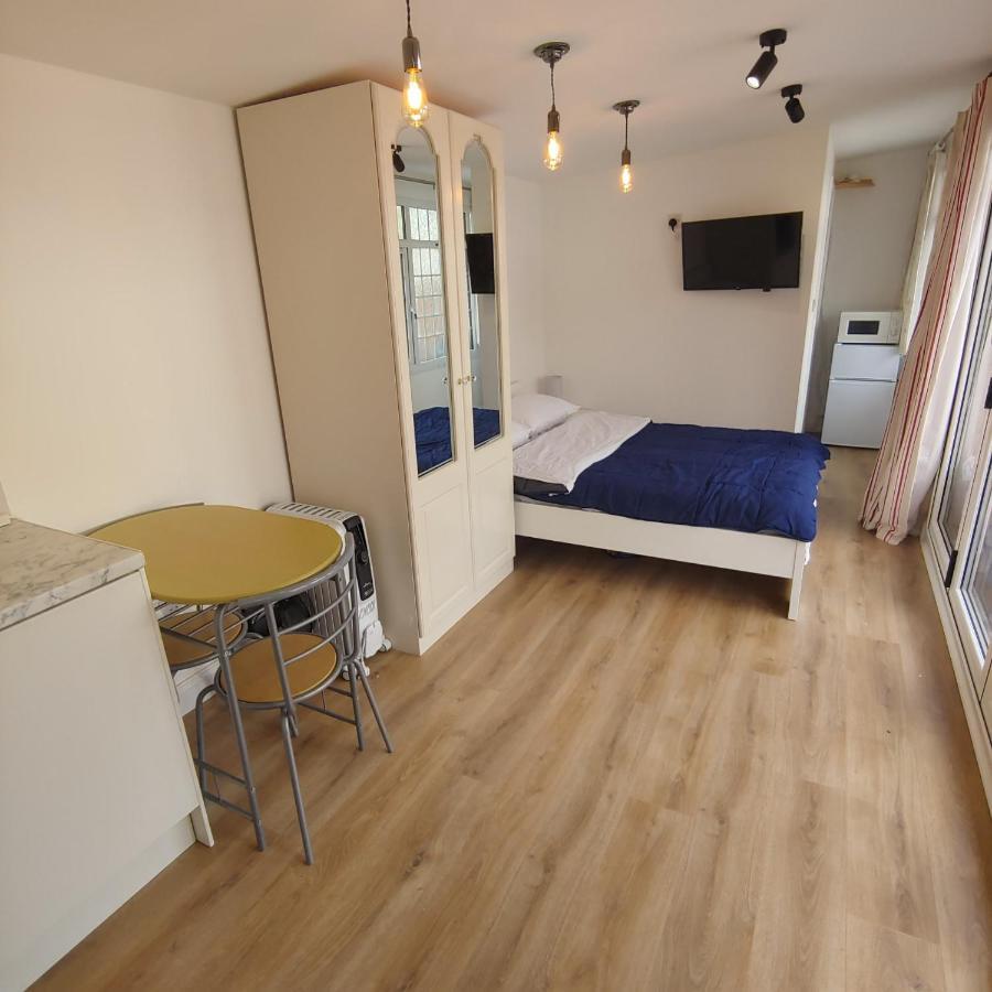 Apartment Self Contained, Double Bed Studio, Private Kitchen, Private Bath, Walking Distance To Harry Potter