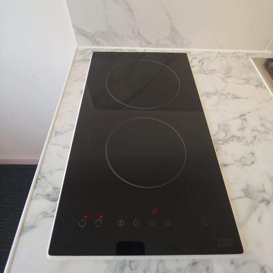 Self Contained, Double Bed Studio, Private Kitchen, Private Bath, Walking Distance To Harry Potter *