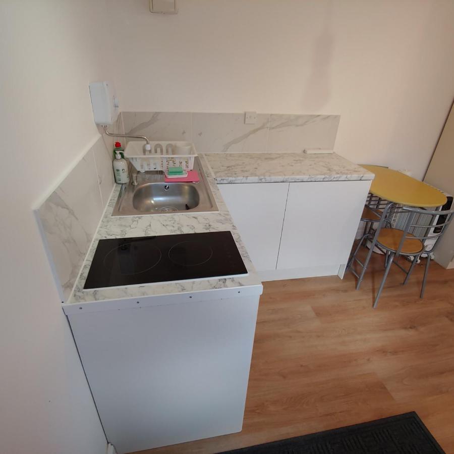 Self Contained, Double Bed Studio, Private Kitchen, Private Bath, Walking Distance To Harry Potter Apartment