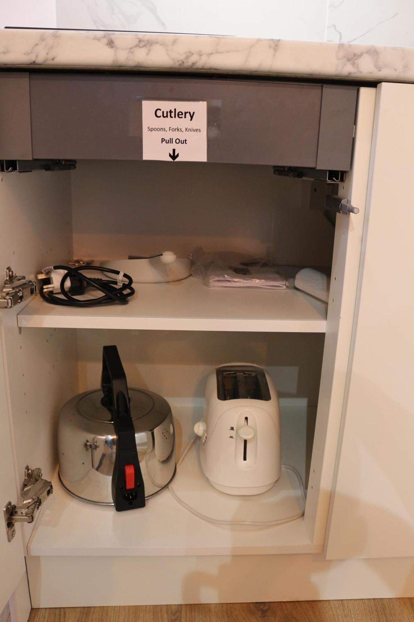 Apartment Self Contained, Double Bed Studio, Private Kitchen, Private Bath, Walking Distance To Harry Potter