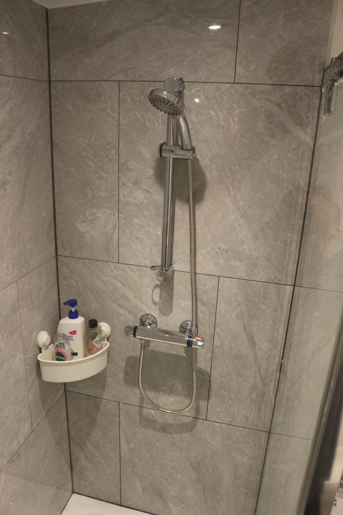 Self Contained, Double Bed Studio, Private Kitchen, Private Bath, Walking Distance To Harry Potter *