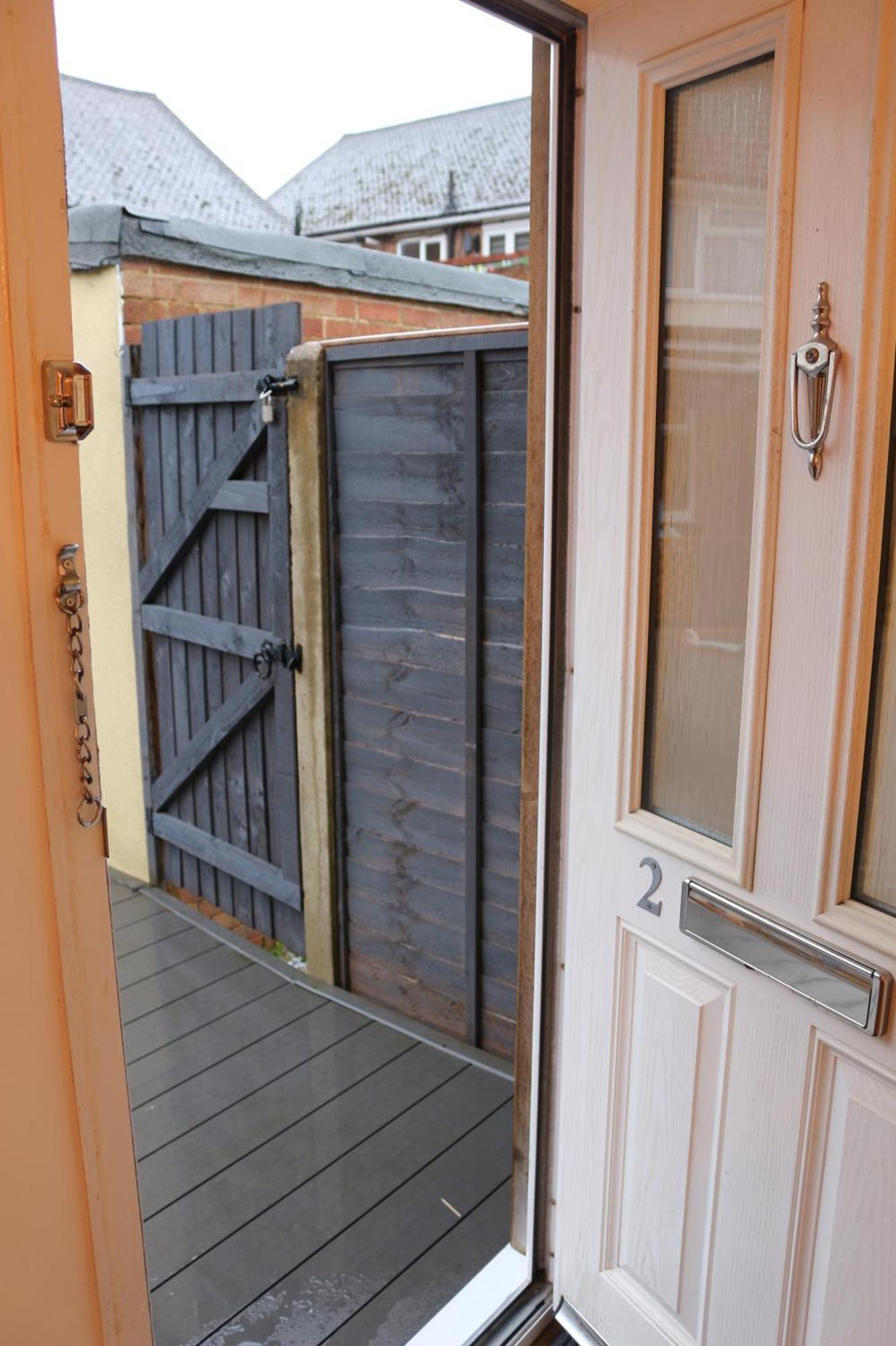 Self Contained, Double Bed Studio, Private Kitchen, Private Bath, Walking Distance To Harry Potter