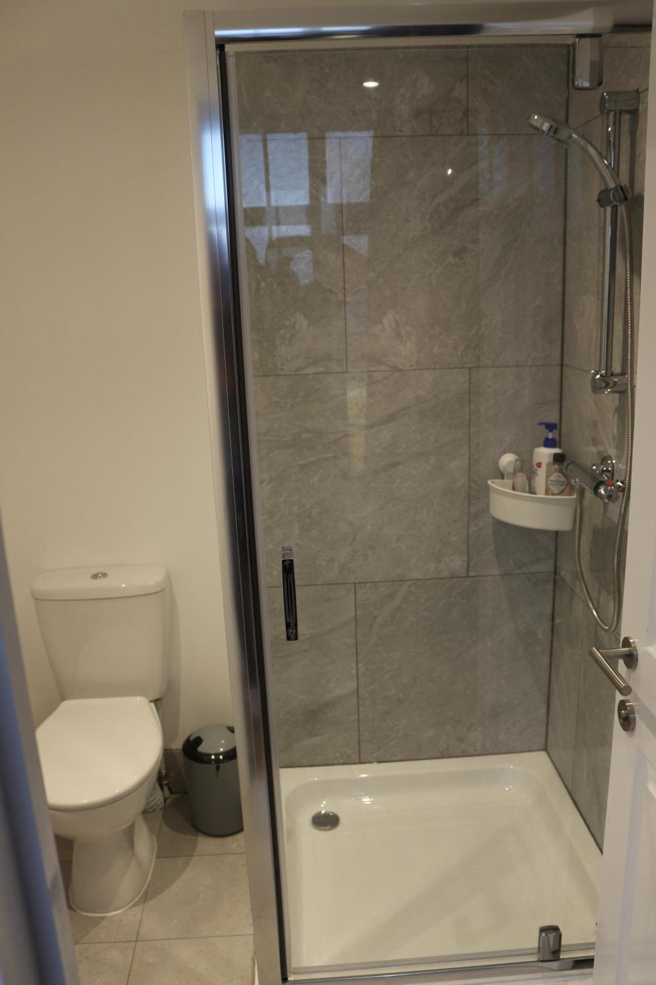 Apartment Self Contained, Double Bed Studio, Private Kitchen, Private Bath, Walking Distance To Harry Potter Watford (Hertfordshire)