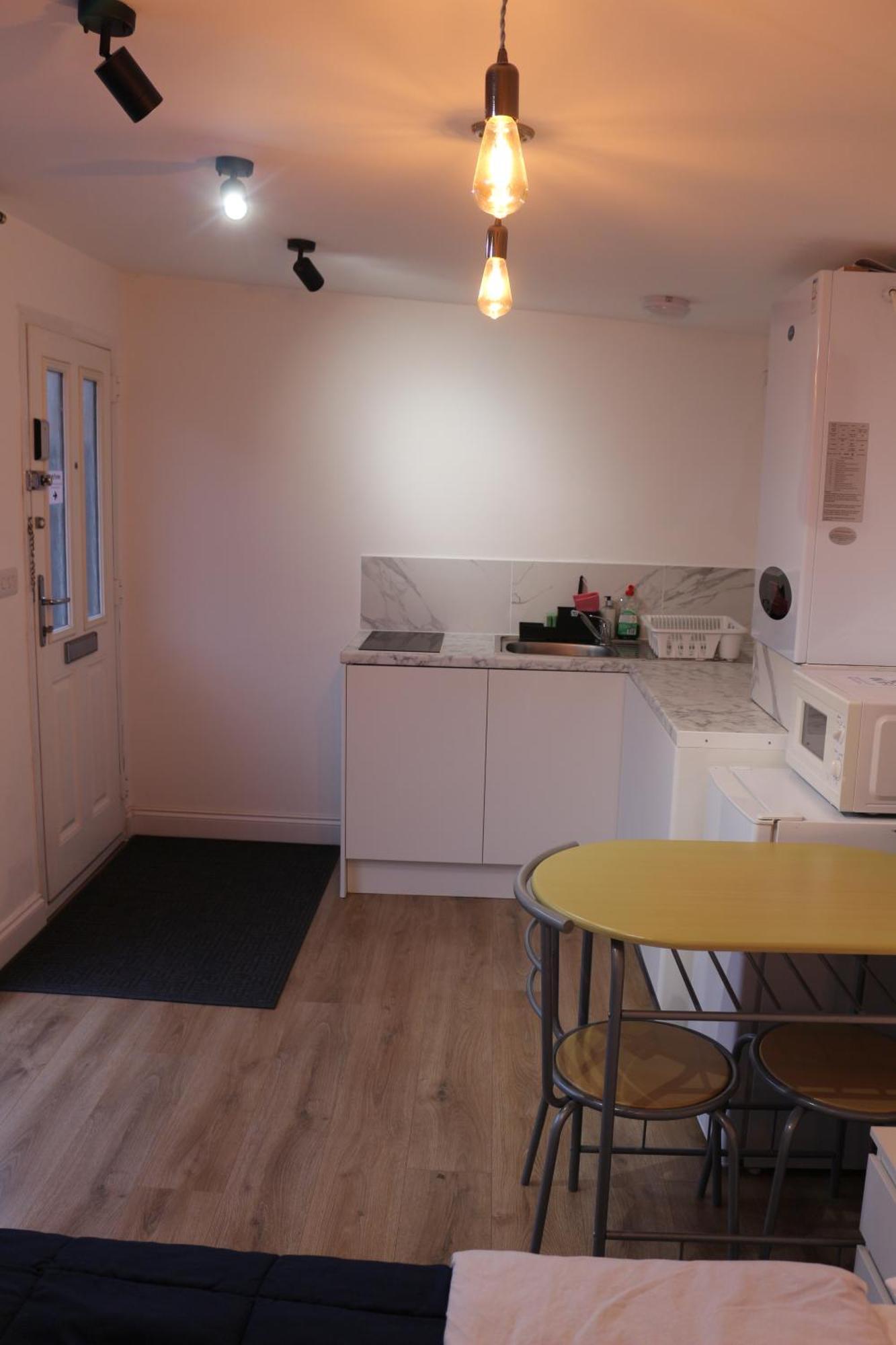 Self Contained, Double Bed Studio, Private Kitchen, Private Bath, Walking Distance To Harry Potter Apartment *