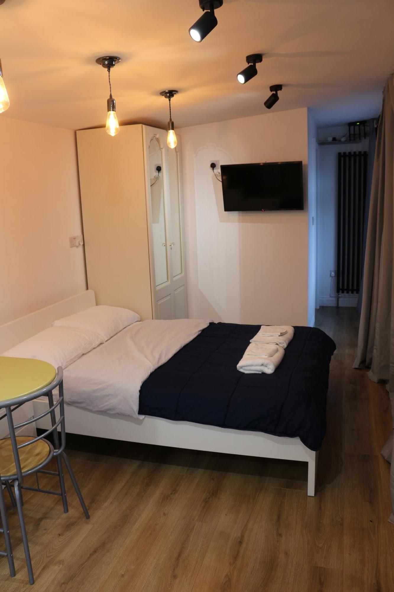 Self Contained, Double Bed Studio, Private Kitchen, Private Bath, Walking Distance To Harry Potter * Watford (Hertfordshire)