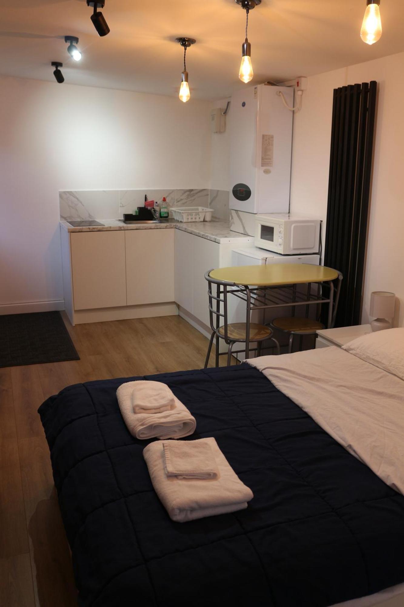 Self Contained, Double Bed Studio, Private Kitchen, Private Bath, Walking Distance To Harry Potter Watford (Hertfordshire)