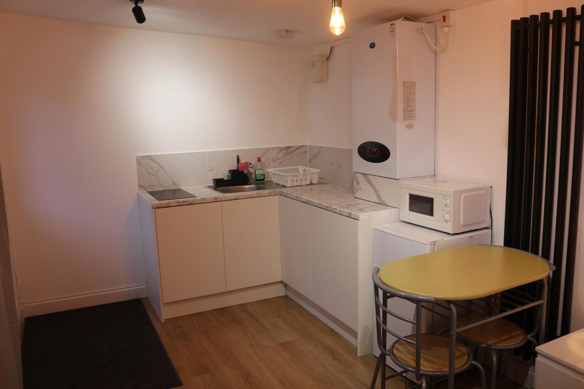 Self Contained, Double Bed Studio, Private Kitchen, Private Bath, Walking Distance To Harry Potter *